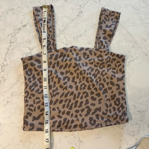 🥰 2/$15 Olivia Rae cheetah crop tank - Picture 5 of 7